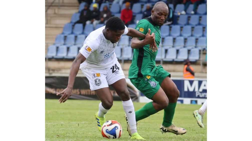 Green Mamba’s Sabelo ‘Sikhali’ Ndzinisa challenges Moneni Pirates’ Vukile Khumalo (L) during their MTN Premier League clash played at Mavuso Sports Centre. The game ended in a goalless draw. (Pic: Melusi Mkhabela)